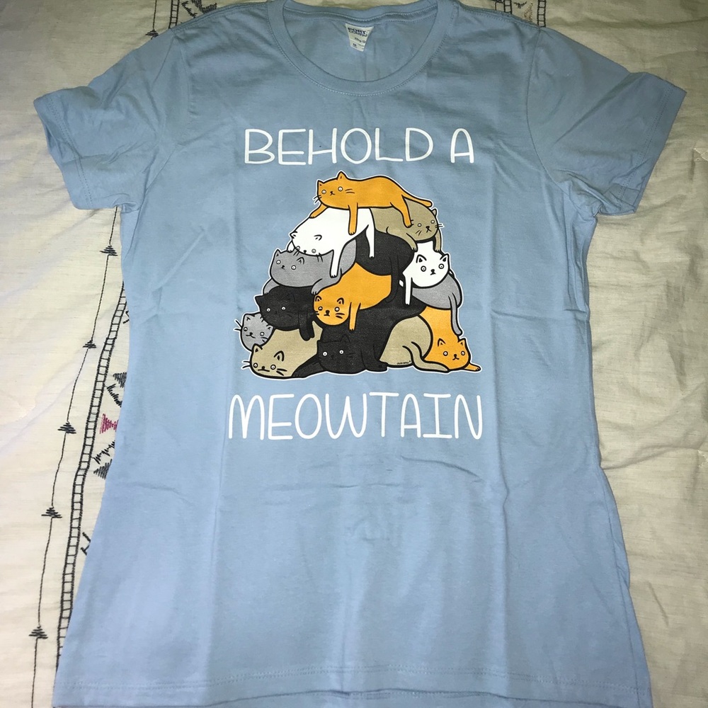 Women’s cat shirt.